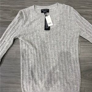 New with Tags Banana Republic Women’s Gray Cable Knit Sweater - Size Medium